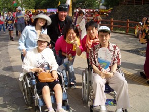 わっしょい百万夏祭りガイドボランティアの様子を写した写真
